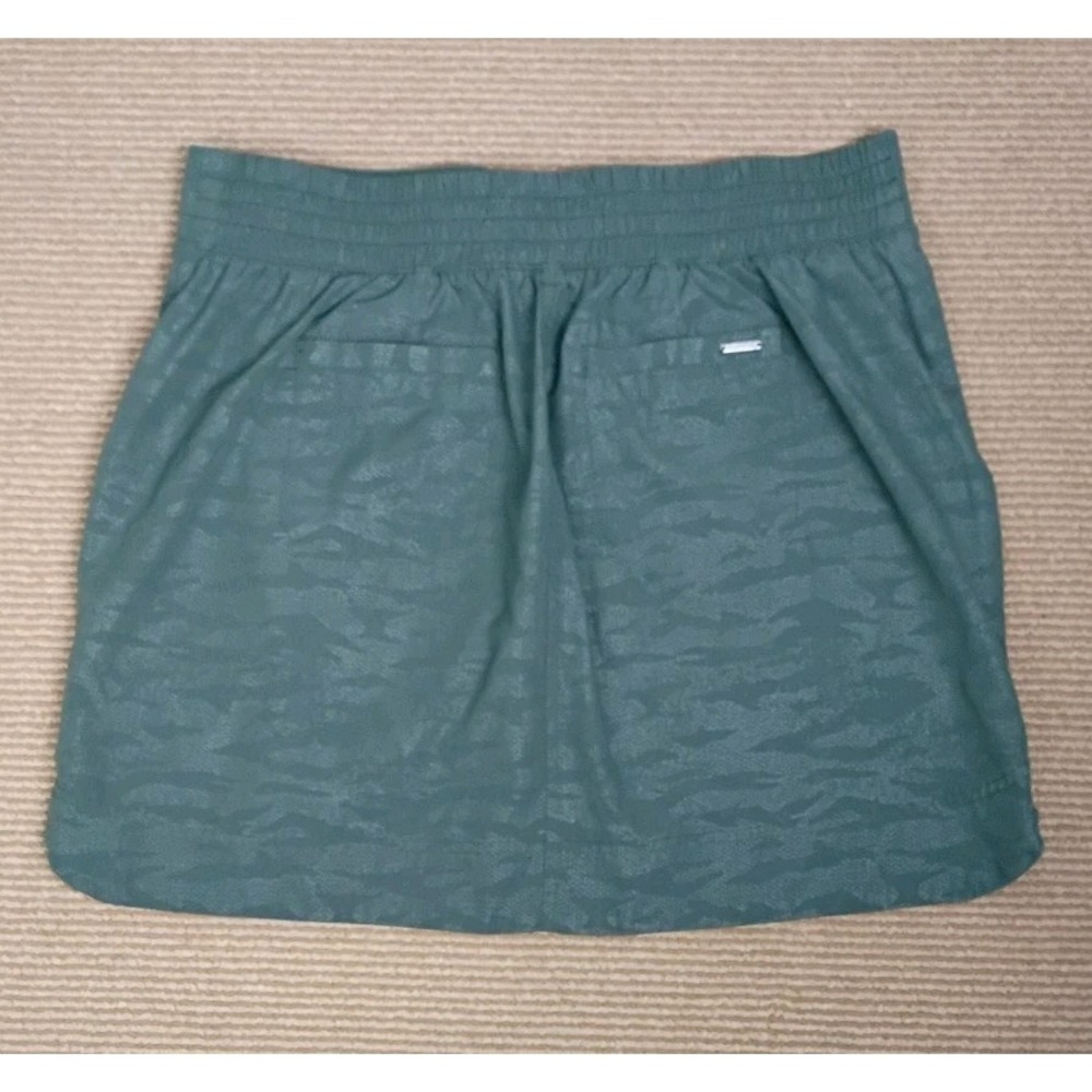 Orvis Women's Embossed Pull On Travel Skort Green Camo Size L Pockets Hiking